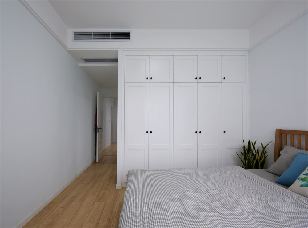 定制到頂衣柜好不好,有哪些優缺點?(圖1) 定制到頂衣柜好不好,有哪些優缺點?(圖1)